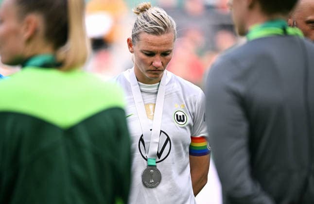 Fussball, Deutschland, Frauen, Saison 2025 2026, DFB Pokalfinale, Rhein Energie Stadion Köln, VfL Wolfsburg - FC Bayern München 0:4; Alexandra Popp (WOL). Enttäuschung, Frust, Aktion.