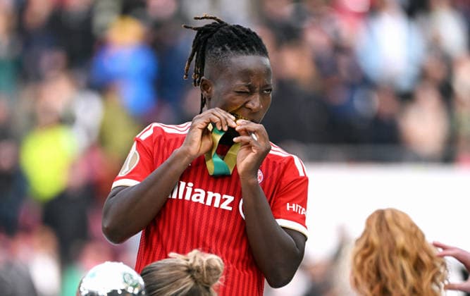 Fussball, Deutschland, Frauen, Saison 2025 2026, DFB Pokalfinale, Rhein Energie Stadion Köln, VfL Wolfsburg - FC Bayern München 0:4; Bernadette Amani (FCB) testet die Medaille. Jubel, Freude, Aktion.