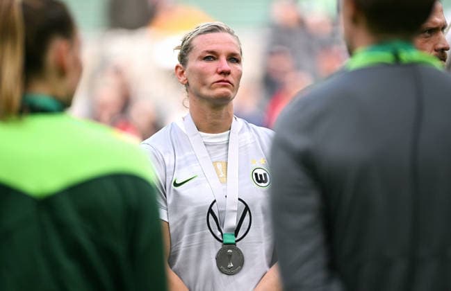 Fussball, Deutschland, Frauen, Saison 2025 2026, DFB Pokalfinale, Rhein Energie Stadion Köln, VfL Wolfsburg - FC Bayern München 0:4; Alexandra Popp (WOL). Enttäuschung, Frust, Aktion.