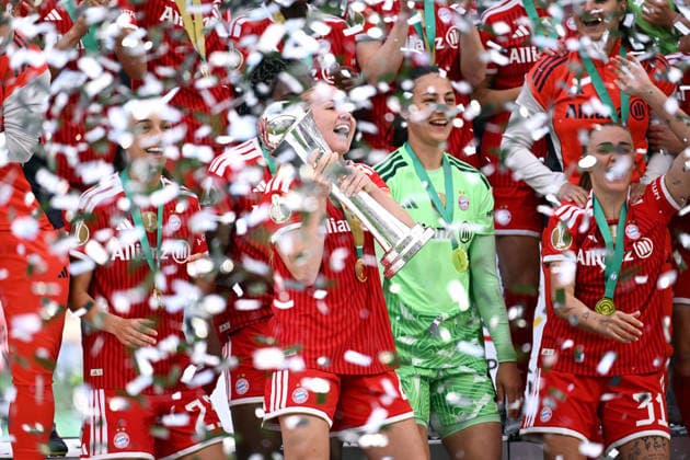 Fussball, Deutschland, Frauen, Saison 2025 2026, DFB Pokalfinale, Rhein Energie Stadion Köln, VfL Wolfsburg - FC Bayern München 0:4; Jubel FC Bayern mit Pokal. Jubel, Freude, Aktion.