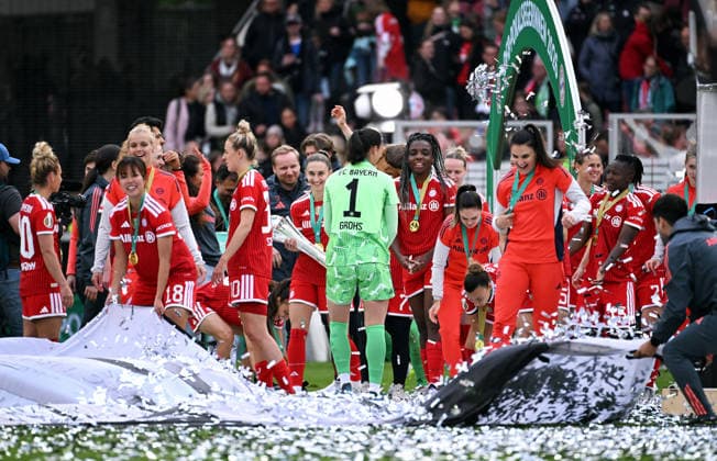 Fussball, Deutschland, Frauen, Saison 2025 2026, DFB Pokalfinale, Rhein Energie Stadion Köln, VfL Wolfsburg - FC Bayern München 0:4; Jubel FC Bayern mit Pokal. Jubel, Freude, Aktion.