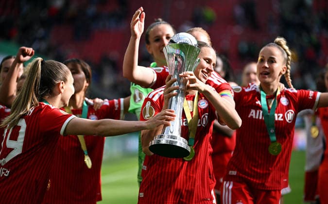 Fussball, Deutschland, Frauen, Saison 2025 2026, DFB Pokalfinale, Rhein Energie Stadion Köln, VfL Wolfsburg - FC Bayern München 0:4; Jubel FC Bayern, Katharina Naschenweng (FCB) Klara Bühl (FCB) mit Pokal. Jubel, Freude, Aktion.