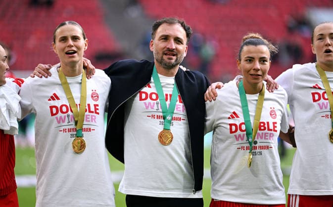 Fussball, Deutschland, Frauen, Saison 2025 2026, DFB Pokalfinale, Rhein Energie Stadion Köln, VfL Wolfsburg - FC Bayern München 0:4; Jubel FC Bayern, Cheftrainer JosŽ Barcala (FCB). Jubel, Freude, Aktion.