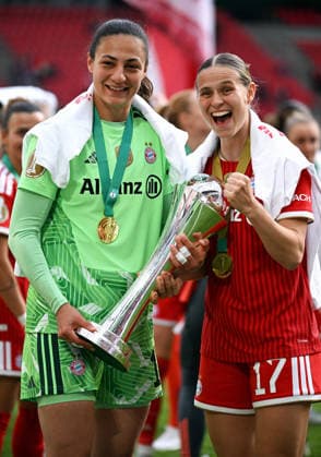 Fussball, Deutschland, Frauen, Saison 2025 2026, DFB Pokalfinale, Rhein Energie Stadion Köln, VfL Wolfsburg - FC Bayern München 0:4; Jubel FC Bayern, Maria Luisa Grohs (FCB), Klara Bühl (FCB) mit Pokal. Jubel, Freude, Aktion.