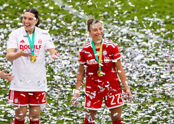 Koeln, RheinEnergieStadion, 14.05.2026: Arianne Caruso of Muenchen (re.) celebrates the win of the cup during the DFB cup final VFL Wolfsburg v. FC Bayern Muenchen.