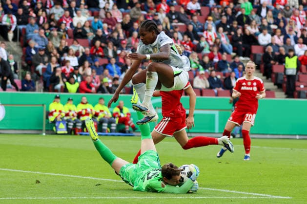 Köln, Deutschland: 14. Mai 2026 - 46. DFB Pokal Finale der Frauen 2026 - VfL Wolfsburg Frauen vs. FC Bayern München Frauen Im Bild: v.li. Torhüterin Ena Mahmutovic (FCB) hält den Ball und Lineth Beerensteyn (VfL) springt über sie Copyright: HMBxMedia MadeleinexFantini
