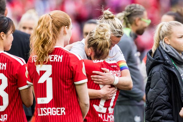 DFB-Pokal 46. Finale der Frauen, VfL Wolfsburg - FC Bayern München, 14.05.2026 Linda Dallmann (FC Bayern München, 10) und Alexandra Popp (VfL Wolfsburg, 11) umarmen sich während der Siegerehrung DFB-Pokal 46. Finale der Frauen, VfL Wolfsburg - FC Bayern München, Köln, RheinEnergieSTADION am 14.05.2026 Copyright: xBEAUTIFULxSPORTS Wunderlx