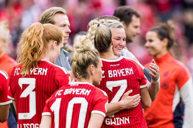 DFB-Pokal 46. Finale der Frauen, VfL Wolfsburg - FC Bayern München, 14.05.2026 Giulia Gwinn (FC Bayern München, 7) und Alexandra Popp (VfL Wolfsburg, 11) umarmen sich während der Siegerehrung DFB-Pokal 46. Finale der Frauen, VfL Wolfsburg - FC Bayern München, Köln, RheinEnergieSTADION am 14.05.2026 Copyright: xBEAUTIFULxSPORTS Wunderlx