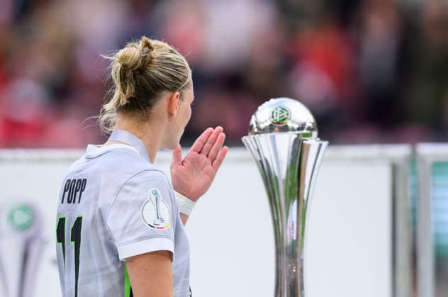 Siegerehrung, Alexandra POPP (WOB) wirft dem Pokal eine Kusshand zu. DFB-Pokal der Frauen Finale 2026, VfL Wolfsburg (WOB) - FC Bayern Muenchen (M), am 14.05.2026 in Koeln Deutschland. DFB regulations prohibit any use of photographs as image sequences and or quasi-video Â