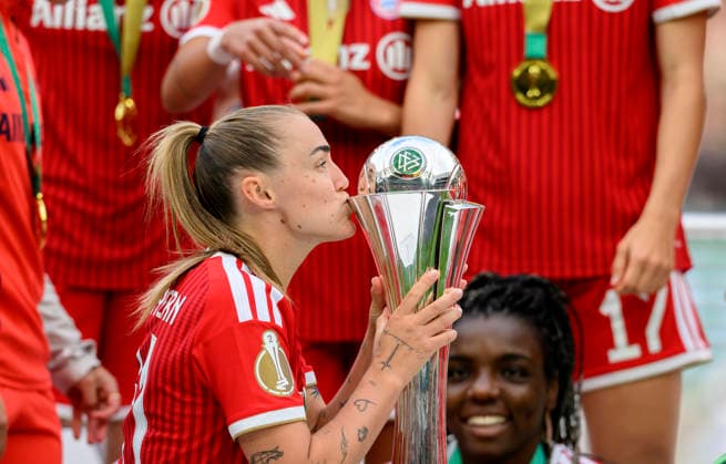 Siegerehrung, Georgia STANWAY (M) küsst den Pokal. DFB-Pokal der Frauen Finale 2026, VfL Wolfsburg (WOB) - FC Bayern Muenchen (M), am 14.05.2026 in Koeln Deutschland. DFB regulations prohibit any use of photographs as image sequences and or quasi-video Â