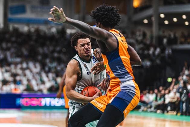 Nolan Adekunle (Gladiators Trier) im Zweikampf mit Kassim Nicholson (Rostock Seawolves), Vet Concept Gladiators Trier vs Rostock Seawolves, Basketball, easyCredit BBL, Play Ins, Saison 2025 2026, 14.05.2026 Vet Concept Gladiators Trier vs Rostock Seawolves, Basketball, easyCredit BBL, Play Ins, Saison 2025 2026, 14.05.2026 Copyright: xEibner-Pressefoto AlexanderxNeisx EP_ANS