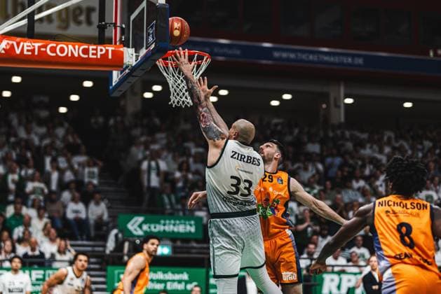 Maik Zirbes (Gladiators Trier) im Zweikampf mit Owen Klassen (Rostock Seawolves), Vet Concept Gladiators Trier vs Rostock Seawolves, Basketball, easyCredit BBL, Play Ins, Saison 2025 2026, 14.05.2026 Vet Concept Gladiators Trier vs Rostock Seawolves, Basketball, easyCredit BBL, Play Ins, Saison 2025 2026, 14.05.2026 Copyright: xEibner-Pressefoto AlexanderxNeisx EP_ANS