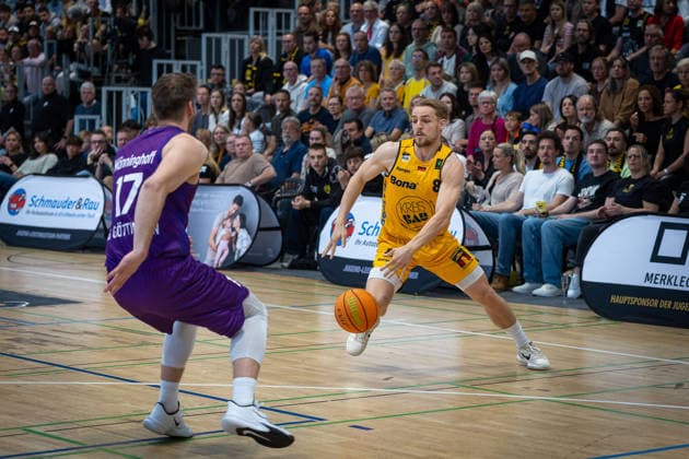Mathis Moenninghoff (BG Goettingen, 17) Lucas Mayer (Bozic Estriche Knights Kirchheim, 08) GER, Bozic Estriche Knights Kirchheim vs. BG Goettingen, BARMER 2. Basketball Bundesliga, Playoffs Spiel 4, Saison 2025 2026, 14.05.2026 GER, Bozic Estriche Knights Kirchheim vs. BG Goettingen, BARMER 2. Basketball Bundesliga, Playoffs Spiel 4, Saison 2025 2026, 14.05.2026 Goeppingen Copyright: xEibner-Pressefoto NinaxSanderx EP_NSR