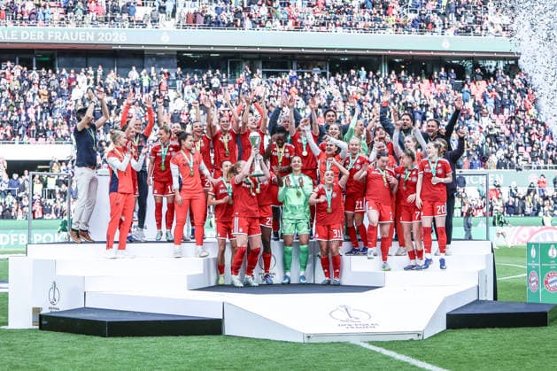 Fussball, DFB-Pokal Frauen Saison 2025 2026 Finale VfL Wolfsburg - FC Bayern München 14.05.2026, RheinEnergieSTADION Der FC Bayern München ist DFB Pokalsieger der Frauen 2026, die Spielerinnen nach dem Spiel bei der Pokalübergabe Köln RheinEnergieSTADION Nordrhein-Westfalen Deutschland