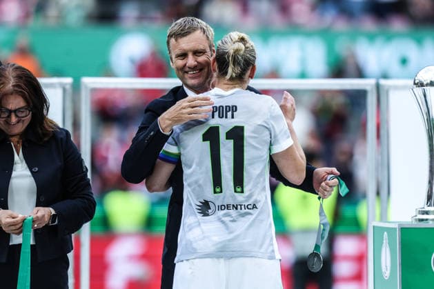 Fussball, DFB-Pokal Frauen Saison 2025 2026 Finale VfL Wolfsburg - FC Bayern München 14.05.2026, RheinEnergieSTADION Dr Holger Blask (DFB Generalsekretär) Alexandra Popp (VfL Wolfsburg, 11) bei der Siegerehrung Köln RheinEnergieSTADION Nordrhein-Westfalen Deutschland