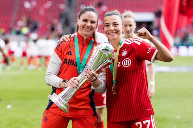 DFB-Pokal 46. Finale der Frauen, VfL Wolfsburg - FC Bayern München, 14.05.2026 Sarah Zadrazil (FC Bayern München, 25) und Arianna Caruso (FC Bayern München, 27) posieren mit dem Pokal DFB-Pokal 46. Finale der Frauen, VfL Wolfsburg - FC Bayern München, Köln, RheinEnergieSTADION am 14.05.2026 Copyright: xBEAUTIFULxSPORTS Wunderlx