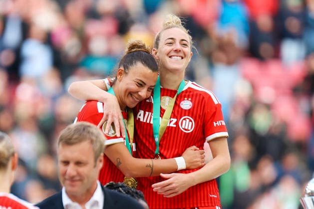 DFB-Pokal 46. Finale der Frauen, VfL Wolfsburg - FC Bayern München, 14.05.2026 Arianna Caruso (FC Bayern München, 27) Carolin Simon (FC Bayern München, 30) DFB-Pokal 46. Finale der Frauen, VfL Wolfsburg - FC Bayern München: Köln, RheinEnergieSTADION ;14.05.2025 Copyright: xBEAUTIFULxSPORTS Freisenx
