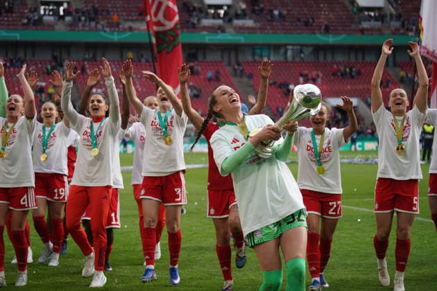 Frauen Fussball, DFB Pokal Saison 2025 2026, Frauen DFB Pokal finale 1. VfL Wolfsburg vs FC Bayern München, 14.05.2026, Rheinenergiestadion Köln Ena Mahmutovic, FC Bayern München mit DFB Pokal
