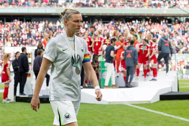 Alexandra POPP (WOB 11, mi.) geht traurig mit der Silber-Medaille vom Platz, im Hintergrund feiern die Spielerinnen von Bayern Muenchen. DFB-Pokal der Frauen Finale 2026, VfL Wolfsburg (WOB) - FC Bayern Muenchen (M), Endstand 0:4, am 14.05.2026 in Koeln Deutschland. DFB regulations prohibit any use of photographs as image sequences and or quasi-video Â