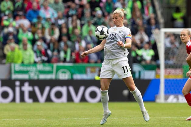 Alexandra POPP (WOB 11, mi) nimmt den Ball mit dem Oberkoerper an, im Sprung, Einzelaktion. DFB-Pokal der Frauen Finale 2026, VfL Wolfsburg (WOB) - FC Bayern Muenchen (M), Endstand 0:4, am 14.05.2026 in Koeln Deutschland. DFB regulations prohibit any use of photographs as image sequences and or quasi-video