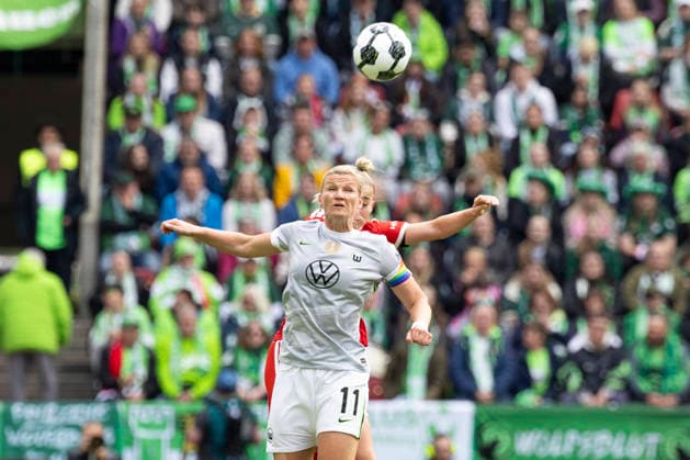 Alexandra POPP (WOB 11, vorne.) im Kopfballduell gegen Giulia GWINN (M 7, hinten), Aktion. DFB-Pokal der Frauen Finale 2026, VfL Wolfsburg (WOB) - FC Bayern Muenchen (M), Endstand 0:4, am 14.05.2026 in Koeln Deutschland. DFB regulations prohibit any use of photographs as image sequences and or quasi-video