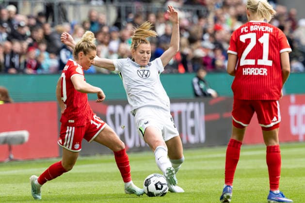 Linda DALLMANN (M 10, li.) und Sarai LINDER (WOB 39, re.) im Zweikampf um den Ball, Aktion. DFB-Pokal der Frauen Finale 2026, VfL Wolfsburg (WOB) - FC Bayern Muenchen (M), Endstand 0:4, am 14.05.2026 in Koeln Deutschland. DFB regulations prohibit any use of photographs as image sequences and or quasi-video