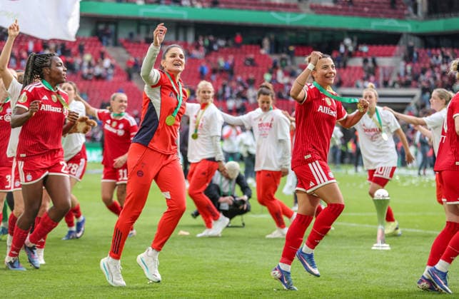 GER, Köln, Vfl Wolfsburg vs FC Bayern München, DFB-Pokal Frauen, Fussball, DFB, Spielzeit 2025 2026, Rhein-Energie-Stadion, Finale im Bild: Freude, Emotionen nach dem Sieg im DFB Pokal Finale der Frauen, Bayern München Frauen gewinnen 4:0 nach Toren, Pokal, Team, Jovana Damnjanović (Bayern München 9), Arianna Caruso (Bayern München 27) DFB DFL REGULATIONS PROHIBIT ANY USE OF PHOTOGRAPHS AS IMAGE SEQUENCES AND OR QUASI-VIDEO, 14.05.2026 Copyright: HMBxMedia HendrikxHamelau