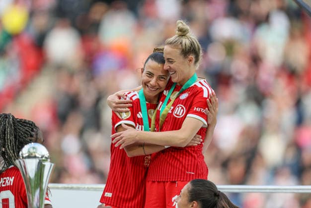 GER, Köln, Vfl Wolfsburg vs FC Bayern München, DFB-Pokal Frauen, Fussball, DFB, Spielzeit 2025 2026, Rhein-Energie-Stadion, Finale im Bild: Arianna Caruso (Bayern München 27), Carolin Simon (Bayern München 30), Freude, Emotionen nach dem Sieg im DFB Pokal Finale der Frauen DFB DFL REGULATIONS PROHIBIT ANY USE OF PHOTOGRAPHS AS IMAGE SEQUENCES AND OR QUASI-VIDEO, 14.05.2026 Copyright: HMBxMedia HendrikxHamelau
