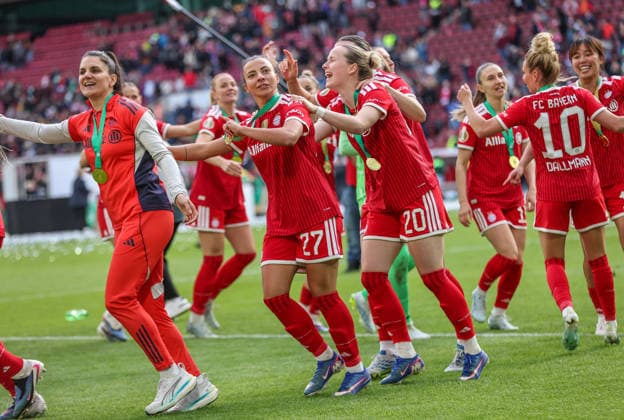 GER, Köln, Vfl Wolfsburg vs FC Bayern München, DFB-Pokal Frauen, Fussball, DFB, Spielzeit 2025 2026, Rhein-Energie-Stadion, Finale im Bild: Freude, Emotionen nach dem Sieg im DFB Pokal Finale der Frauen, Bayern München Frauen gewinnen 4:0 nach Toren, Pokal, Team DFB DFL REGULATIONS PROHIBIT ANY USE OF PHOTOGRAPHS AS IMAGE SEQUENCES AND OR QUASI-VIDEO, 14.05.2026 Copyright: HMBxMedia HendrikxHamelau