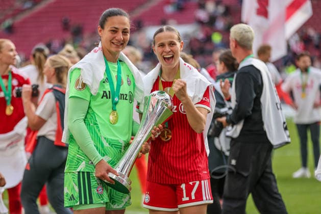 GER, Köln, Vfl Wolfsburg vs FC Bayern München, DFB-Pokal Frauen, Fussball, DFB, Spielzeit 2025 2026, Rhein-Energie-Stadion, Finale im Bild: Freude, Emotionen nach dem Sieg im DFB Pokal Finale der Frauen, Bayern München Frauen gewinnen 4:0 nach Toren, Pokal, Team, Maria Luisa Grohs (Bayern München 1) und Klara Bühl (Bayern München 17) mit dem Pokal DFB DFL REGULATIONS PROHIBIT ANY USE OF PHOTOGRAPHS AS IMAGE SEQUENCES AND OR QUASI-VIDEO, 14.05.2026 Copyright: HMBxMedia HendrikxHamelau