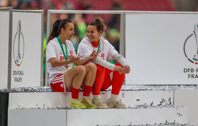 GER, Köln, Vfl Wolfsburg vs FC Bayern München, DFB-Pokal Frauen, Fussball, DFB, Spielzeit 2025 2026, Rhein-Energie-Stadion, Finale im Bild v.l.: Natalia Padilla Bidas (Bayern München 23) und Lena Oberdorf (Bayern München 8), Freude, Emotionen nach dem Sieg im DFB Pokal Finale der Frauen DFB DFL REGULATIONS PROHIBIT ANY USE OF PHOTOGRAPHS AS IMAGE SEQUENCES AND OR QUASI-VIDEO, 14.05.2026 Copyright: HMBxMedia HendrikxHamelau