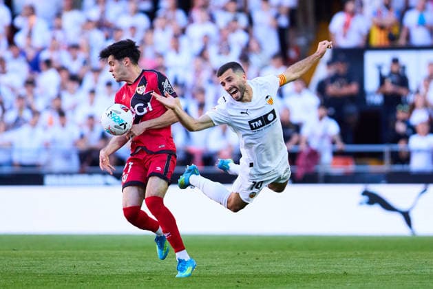 Valencia CF v Rayo Vallecano - LaLiga EA Sports VALENCIA, SPAIN - MAY 14: Fran Perez of Rayo Vallecano competes for the ball with Jose Gaya of Valencia CF during to the LaLiga EA Sports match between Valencia CF and Rayo Vallecano at Estadio Mestalla on May 14, 2026 in Valencia, Spain. (Photo by Jose Torres Photo Players Images Magara Press) Valencia Estadio Mestalla Spain Copyright: xJosexTorresx