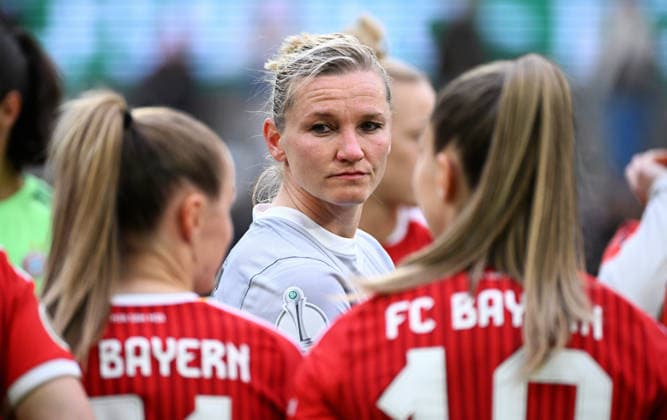 Fussball, Deutschland, Frauen, Saison 2025 2026, DFB Pokalfinale, Rhein Energie Stadion Köln, VfL Wolfsburg - FC Bayern München 0:4; Alexandra Popp (WOL). Enttäuschung, Frust, Aktion.