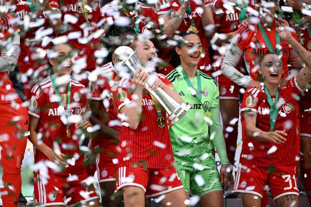 Fussball, Deutschland, Frauen, Saison 2025 2026, DFB Pokalfinale, Rhein Energie Stadion Köln, VfL Wolfsburg - FC Bayern München 0:4; Jubel FC Bayern, Glodis Perla Viggosdottir (FCB) mit Pokal. Jubel, Freude, Aktion.