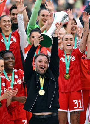 Fussball, Deutschland, Frauen, Saison 2025 2026, DFB Pokalfinale, Rhein Energie Stadion Köln, VfL Wolfsburg - FC Bayern München 0:4; Jubel FC Bayern, Cheftrainer JosŽ Barcala (FCB) mit Pokall Jubel, Freude, Aktion.