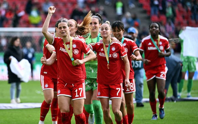 Fussball, Deutschland, Frauen, Saison 2025 2026, DFB Pokalfinale, Rhein Energie Stadion Köln, VfL Wolfsburg - FC Bayern München 0:4; Jubel FC Bayern, Klara Bühl (FCB), Giulia Gwinn (FCB). Jubel, Freude, Aktion.