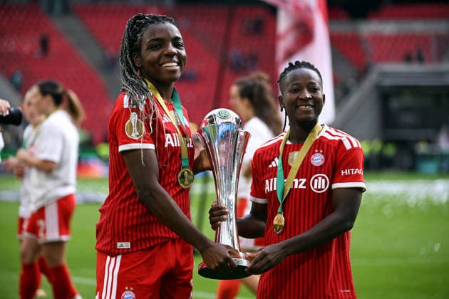 Fussball, Deutschland, Frauen, Saison 2025 2026, DFB Pokalfinale, Rhein Energie Stadion Köln, VfL Wolfsburg - FC Bayern München 0:4; Jubel FC Bayern, Edna Imade (FCB), Bernadette Amani (FCB) mit Pokal. Jubel, Freude, Aktion.