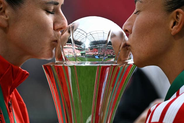 Fussball, Deutschland, Frauen, Saison 2025 2026, DFB Pokalfinale, Rhein Energie Stadion Köln, VfL Wolfsburg - FC Bayern München 0:4; Jubel FC Bayern mit Pokal. Jubel, Freude, Aktion.