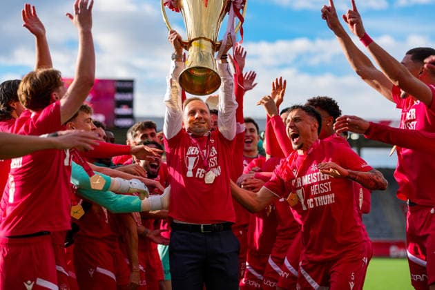 Schweiz: Brack Super League 2025 2026, FC Thun vs BSC Young Boys - Stockhorn Arena, Thun: FC Thun als Schweizer Meister 2026 nach dem letztjährigen Aufstieg in die höchste Schweizer Liga, ist zum ersten mal in der Klubgeschichte Meister. Mauro Lustrinelli (Cheftrainer THU) mit dem Pokal vor den Fans Thun Stockhorn Arena Bern Schweiz *** Switzerland Brack Super League 2025 2026, FC Thun vs BSC Young Boys Stockhorn Arena, Thun FC Thun as Swiss champion 2026 after last years promotion to the highest Swiss league, is champion for the first time in the clubs history Mauro Lustrinelli head coach THU with the trophy in front of the fans Thun Stockhorn Arena Bern Switzerland Copyright: xKjetilxWaberx