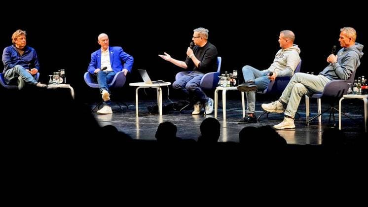 Fußball-Magazin 11 Freunde gibt einen Saisonrückblick im MiR ** NUR FÜR REDAKTIONELLE ZWECKE ** EDITORIAL USE ONLY **<p>Youri Mulder (Schalke-Sportdirektor), Peter Nottmeier (Schauspieler), Moderator Philipp Köster (Chefredakteur 11 Freunde ), Dirk große Schlarmann (Sky-Reporter) und Ingo Anderbrügge (Schalke Vereinslegende) (v.l.) sitzen auf der Bühne des Großen Hauses im Musiktheater in Gelsenkirchen. Das Fußball-Magazin 11 Freunde hat zum Saisonrückblick eingeladen. Deutschland NRW Gelsenkirchen Copyright: MichaelxKorte