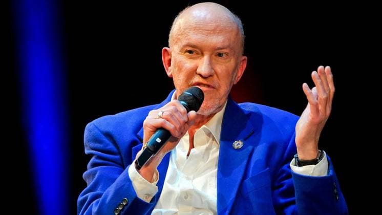 Fußball-Magazin 11 Freunde gibt einen Saisonrückblick im MiR ** NUR FÜR REDAKTIONELLE ZWECKE ** EDITORIAL USE ONLY **<p>Peter Nottmeier (Schauspieler) sitzt auf der Bühne des Großen Hauses im Musiktheater in Gelsenkirchen in einer Diskussionsrunde. Das Fußball-Magazin 11 Freunde hat zum Saisonrückblick eingeladen. Deutschland NRW Gelsenkirchen Copyright: MichaelxKorte