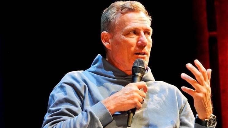 Fußball-Magazin 11 Freunde gibt einen Saisonrückblick im MiR ** NUR FÜR REDAKTIONELLE ZWECKE ** EDITORIAL USE ONLY **<p>Ingo Anderbrügge (Schalke Vereinslegende) sitzt auf der Bühne des Großen Hauses im Musiktheater in Gelsenkirchen in einer Diskussionsrunde. Das Fußball-Magazin 11 Freunde hat zum Saisonrückblick eingeladen. Deutschland NRW Gelsenkirchen Copyright: MichaelxKorte