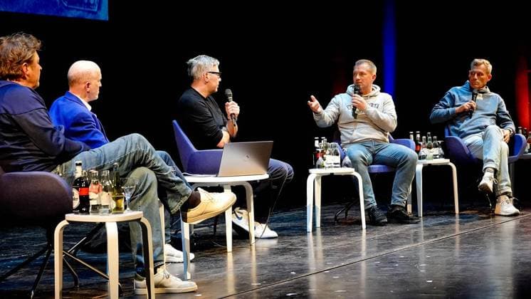 Fußball-Magazin 11 Freunde gibt einen Saisonrückblick im MiR ** NUR FÜR REDAKTIONELLE ZWECKE ** EDITORIAL USE ONLY **<p>Youri Mulder (Schalke-Sportdirektor), Peter Nottmeier (Schauspieler), Moderator Philipp Köster (Chefredakteur 11 Freunde ), Dirk große Schlarmann (Sky-Reporter) und Ingo Anderbrügge (Schalke Vereinslegende) (v.l.) sitzen auf der Bühne des Großen Hauses im Musiktheater in Gelsenkirchen. Das Fußball-Magazin 11 Freunde hat zum Saisonrückblick eingeladen. Deutschland NRW Gelsenkirchen Copyright: MichaelxKorte