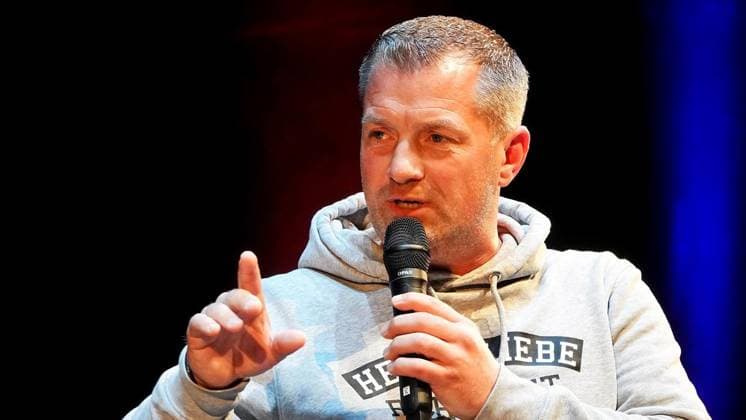 Fußball-Magazin 11 Freunde gibt einen Saisonrückblick im MiR ** NUR FÜR REDAKTIONELLE ZWECKE ** EDITORIAL USE ONLY **<p>Dirk große Schlarmann (Sky-Reporter) sitzt auf der Bühne des Großen Hauses im Musiktheater in Gelsenkirchen in einer Diskussionsrunde. Das Fußball-Magazin 11 Freunde hat zum Saisonrückblick eingeladen. Deutschland NRW Gelsenkirchen Copyright: MichaelxKorte