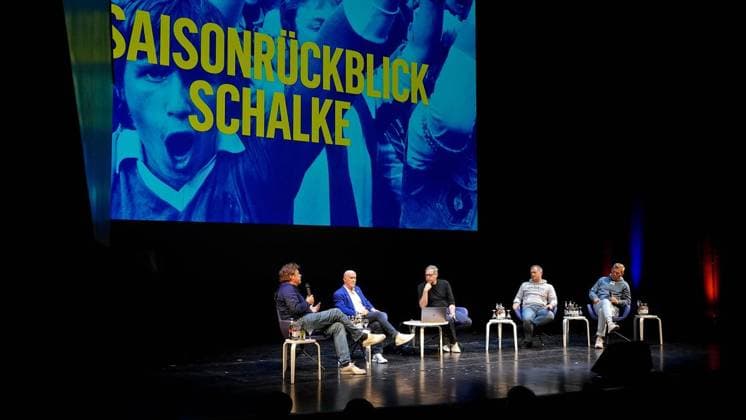 Fußball-Magazin 11 Freunde gibt einen Saisonrückblick im MiR ** NUR FÜR REDAKTIONELLE ZWECKE ** EDITORIAL USE ONLY **<p>Youri Mulder (Schalke-Sportdirektor), Peter Nottmeier (Schauspieler), Moderator Philipp Köster (Chefredakteur 11 Freunde ), Dirk große Schlarmann (Sky-Reporter) und Ingo Anderbrügge (Schalke Vereinslegende) (v.l.) sitzen auf der Bühne des Großen Hauses im Musiktheater in Gelsenkirchen. Das Fußball-Magazin 11 Freunde hat zum Saisonrückblick eingeladen. Deutschland NRW Gelsenkirchen Copyright: MichaelxKorte
