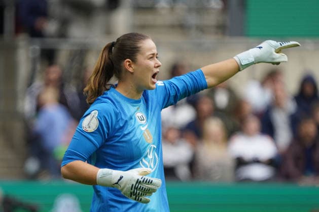 Frauen Fussball, DFB Pokal Saison 2025 2026, Frauen DFB Pokal finale VfL Wolfsburg vs FC Bayern München, 14.05.2026, Rheinenergiestadion Köln Stina Johannes TW VfL Wolfsburg Aktion Einzelbild