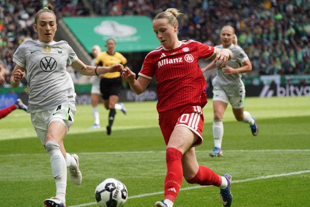 Frauen Fussball, DFB Pokal Saison 2025 2026, Frauen DFB Pokal finale VfL Wolfsburg vs FC Bayern München, 14.05.2026, Rheinenergiestadion Köln Sophie Kleinherne VfL Wolfsburg , Franziska Kett, FC Bayern München