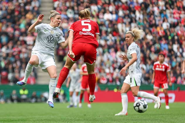 Svenja Huth (VfL Wolfsburg) und Magdalena Eriksson (FC Bayern München) im Zweikampf während des DFB-Pokalfinales der Frauen 2026 zwischen dem VfL Wolfsburg und dem FC Bayern München im RheinEnergieStadion am 14. Mai 2026 in Köln, Deutschland. (Foto von Oliver Kaelke DeFodi Images) +++ Svenja Huth (VfL Wolfsburg) und Magdalena Eriksson (FC Bayern München) battle for the ball during the Women s DFB Cup Final 2026 match between VfL Wolfsburg and FC Bayern München at RheinEnergieStadion on May 14, 2026 in Cologne, Germany. (Photo by Oliver Kaelke DeFodi Images) (Photo by Oliver Kaelke DeFodi Images) -