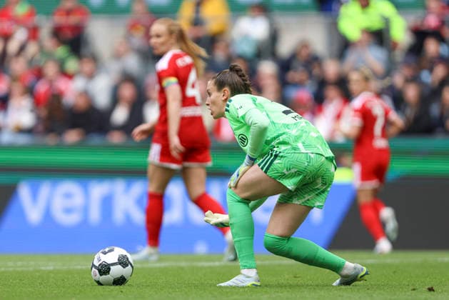 Torfrau Ena Mahmutovic (FC Bayern München) in Aktion, am Ball, Einzelaktion während des DFB-Pokalfinales der Frauen 2026 zwischen dem VfL Wolfsburg und dem FC Bayern München im RheinEnergieStadion am 14. Mai 2026 in Köln, Deutschland. (Foto von Oliver Kaelke DeFodi Images) +++ Torfrau Ena Mahmutovic (FC Bayern München) controls the ball during the Women s DFB Cup Final 2026 match between VfL Wolfsburg and FC Bayern München at RheinEnergieStadion on May 14, 2026 in Cologne, Germany. (Photo by Oliver Kaelke DeFodi Images) (Photo by Oliver Kaelke DeFodi Images) -