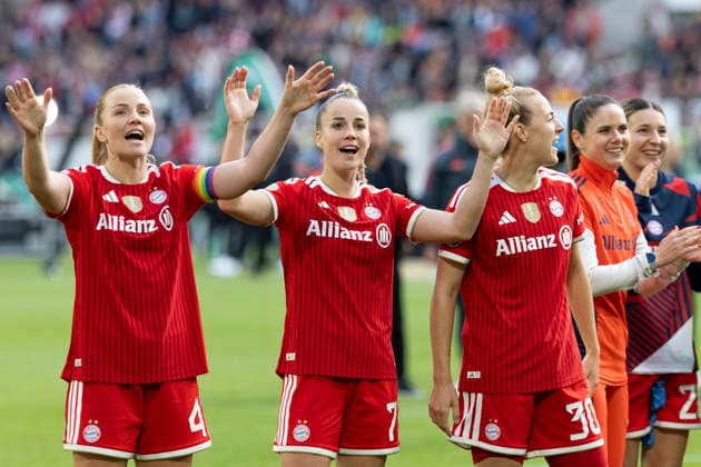 Glodis Perla VIGGOSDOTTIR (M 4, li.), Giulia GWINN (M 7, mi.) und Carolin SIMON (M 30, re.) freuen sich ueber den Pokal-Sieg. Freude, Lachen, Jubel. DFB-Pokal der Frauen Finale 2026, VfL Wolfsburg (WOB) - FC Bayern Muenchen (M), Endstand 0:4, am 14.05.2026 in Koeln Deutschland. DFB regulations prohibit any use of photographs as image sequences and or quasi-video Â